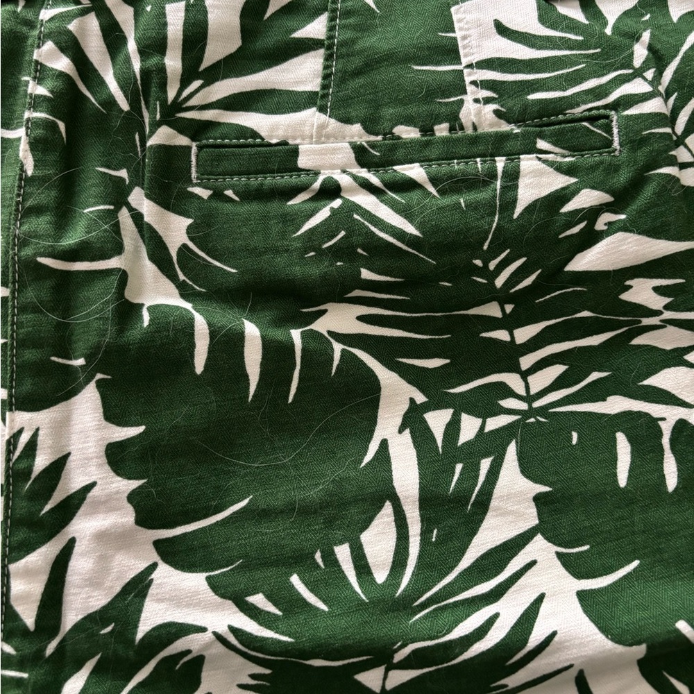 Green Leaf Print Women's Shorts - Picture 5 of 7